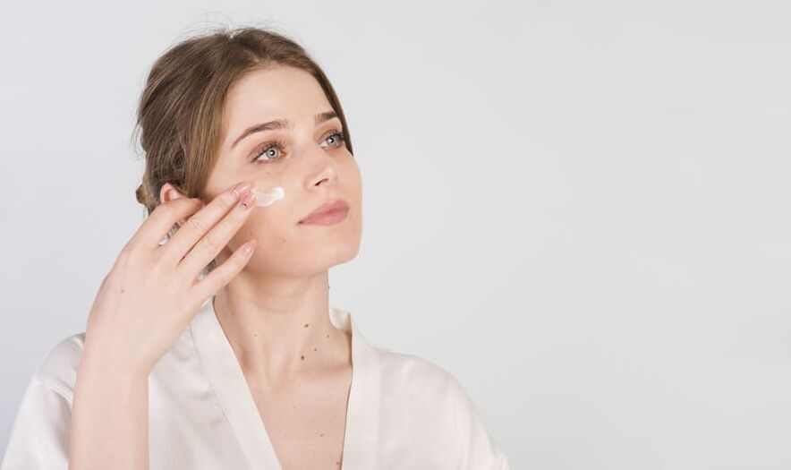 procedimento para aplicação de creme na pele do rosto