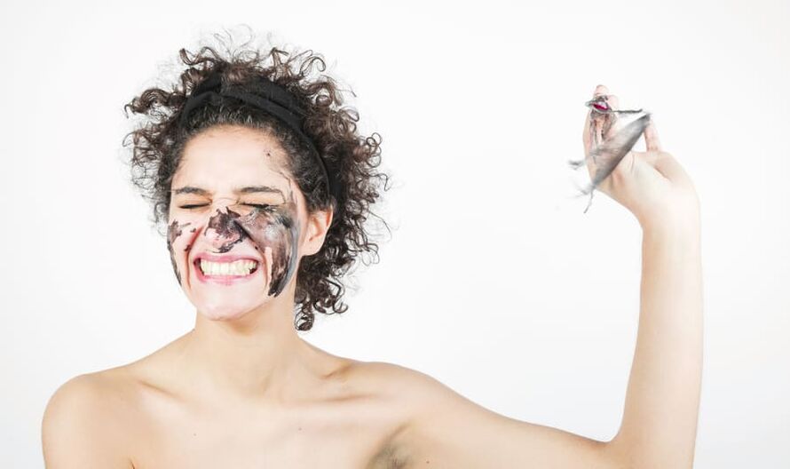 uma mulher realiza um tratamento rejuvenescedor da pele do rosto