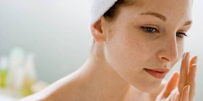 Uso regular de óleos essenciais para hidratar a pele do rosto